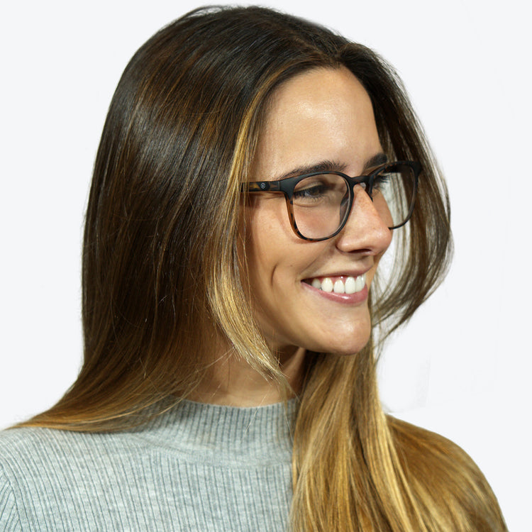 Fashionable Glasses in Tortoise / Blue Light